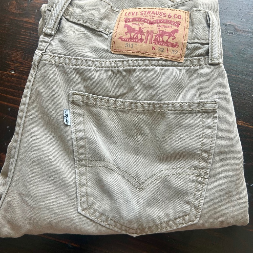 Levi’s 511 32 x 32 khaki straight leg pants